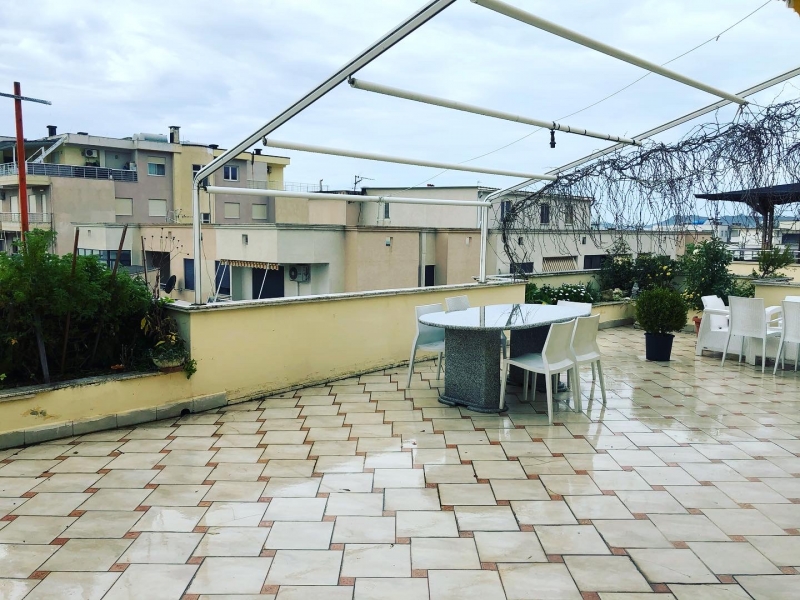 SHITET PAPAFINGO NE PLAZH,DURRES! thumbnail 3