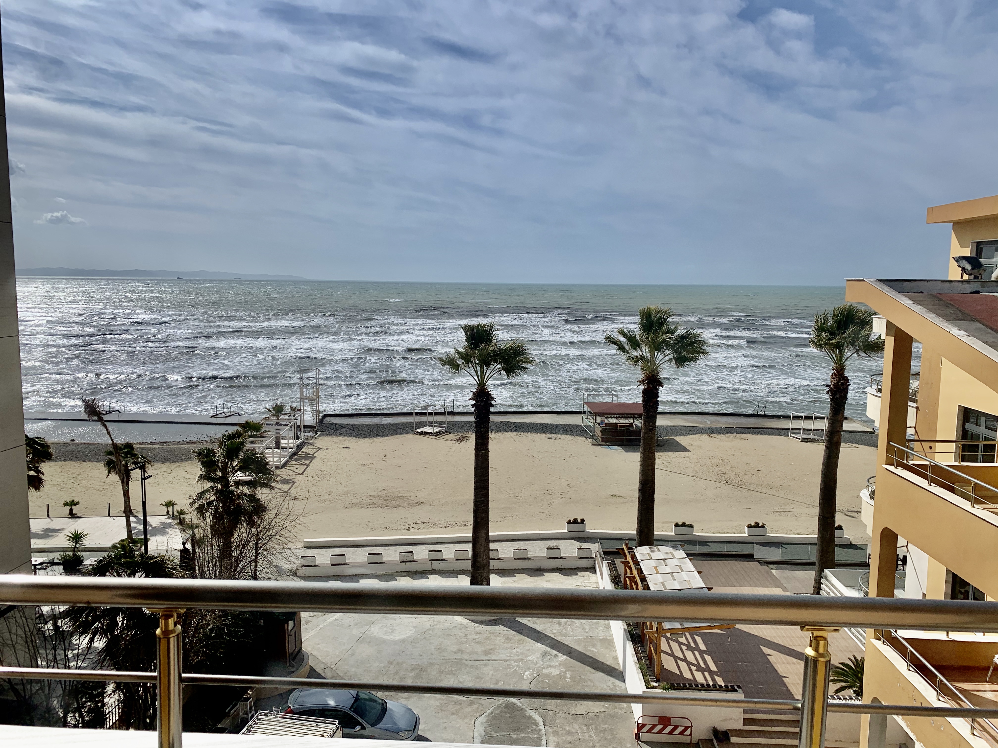 Aluga-se garsionere frente mar praia, durres!