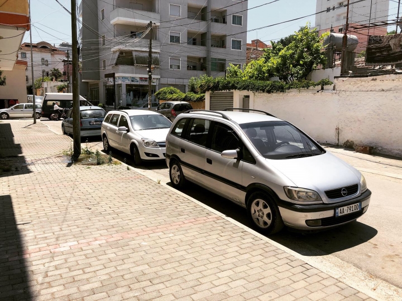 SHITET APARTAMENT 3+1 PRANE SHKOLLES EFTALI KOCI,DURRES!