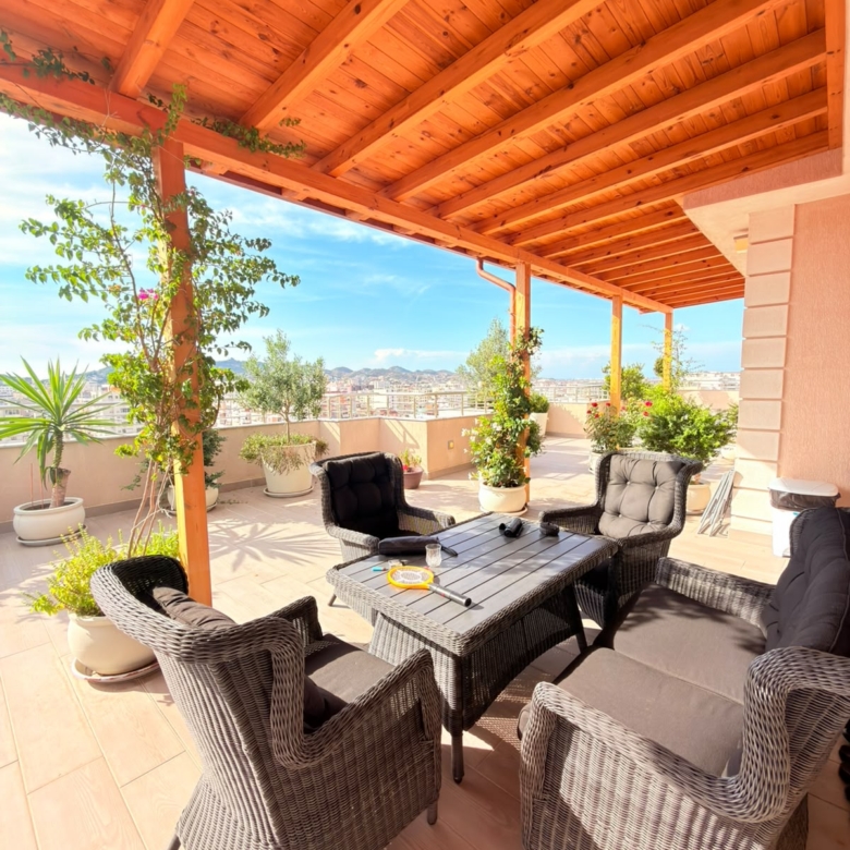 SHITET PENTHOUSE PRANE STACIONIT TE TRENIT, DURRES